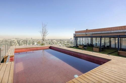 a swimming pool on the roof of a building at Departamentos exclusivos, equipados y amueblados en Torre Barrio Vergel in Monterrey