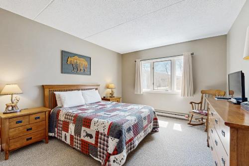 Ένα ή περισσότερα κρεβάτια σε δωμάτιο στο Riverview Condo at Rivergreen