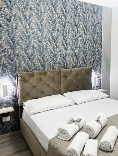Un dormitorio con una cama con toallas. en Shama APARTMENTS, en Palermo