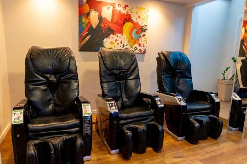 two black leather chairs sitting in a salon at Del Rey Quality Hotel in Foz do Iguaçu
