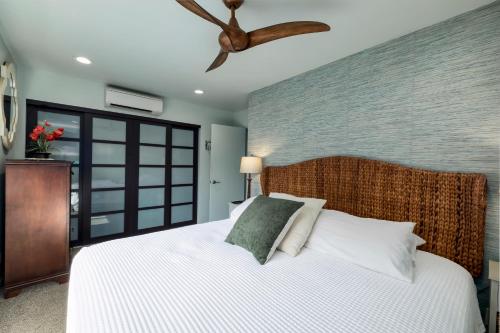 Cama o camas de una habitación en Kihei Kai Oceanfront Condos