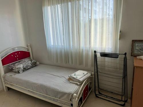 タンジェにあるNice apartment in Tangierの窓のある部屋にある小さなベッド