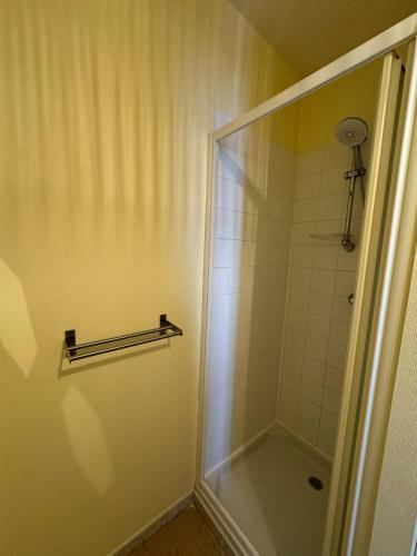 Ένα μπάνιο στο Appartement confort laval