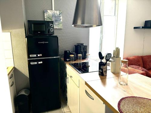 Η κουζίνα ή μικρή κουζίνα στο Appartement confort laval