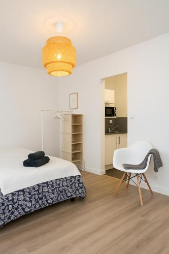 une chambre avec un lit, un bureau et une chaise dans l'établissement Golden House - Gare & Centre, à Troyes