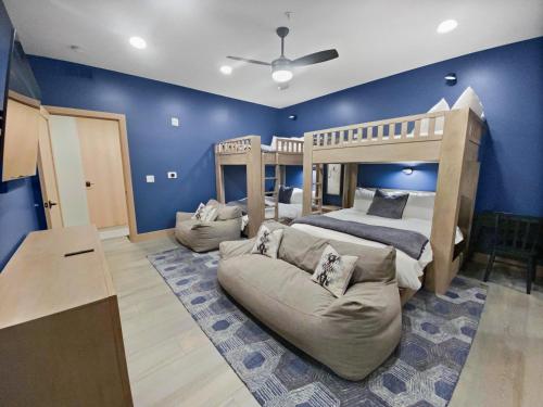 Ένα ή περισσότερα κρεβάτια σε δωμάτιο στο Luxury Kings Crown Condo Ski-In Out by SkyRun Park City