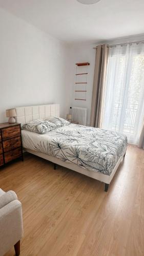 une chambre avec un lit et un parquet dans l'établissement Grand appartement, 300m des transports en commun, à Fontenay-sous-Bois