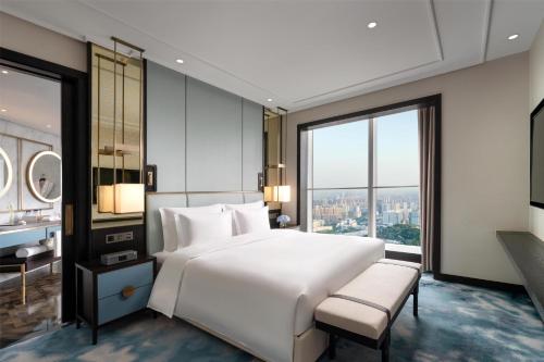 Postel nebo postele na pokoji v ubytování Kempinski Hotel Jinan