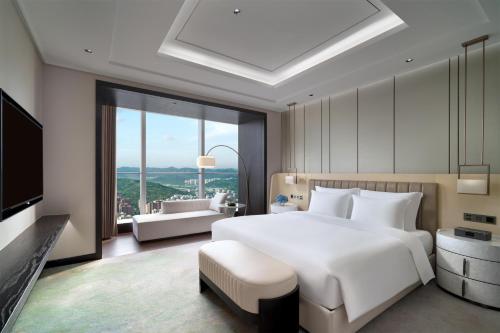 Postel nebo postele na pokoji v ubytování Kempinski Hotel Jinan