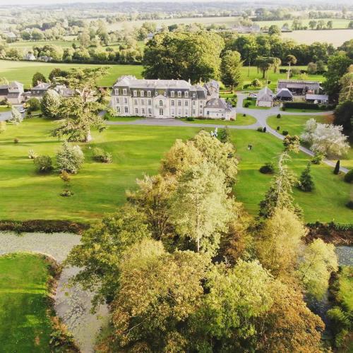 - une vue aérienne sur un grand domaine avec une grande maison dans l'établissement Gîte le bûcher du château, à Barbeville
