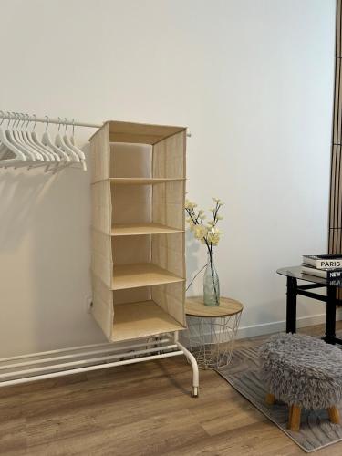 une étagère en bois dans une chambre avec une table dans l'établissement Golden house près de gare, à Troyes
