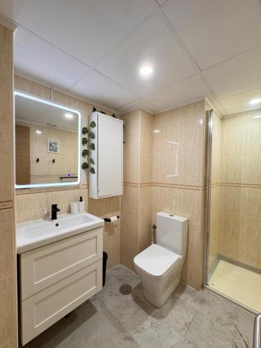 Un baño con inodoro, lavabo y ducha. en Nice apartment 150m from the beach, en Benalmádena