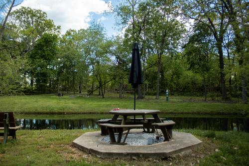Κήπος έξω από το Oak Ridge Oasis