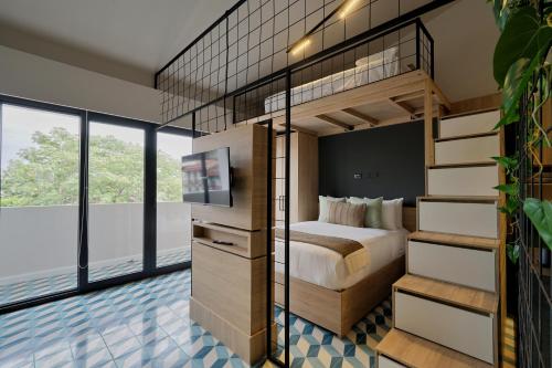 a bedroom with a bunk bed and a tv at La Manzana By Wynwood House in Paloma