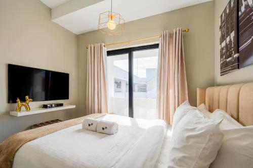 a bedroom with a large bed with a large window at La Manzana By Wynwood House in Paloma