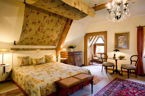 Postel nebo postele na pokoji v ubytování Hotel Burg Arras