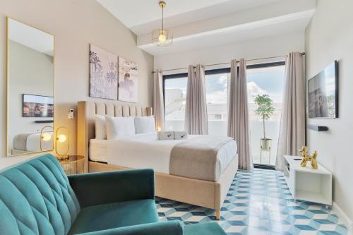 a hotel room with a bed and a couch at La Manzana By Wynwood House in Paloma