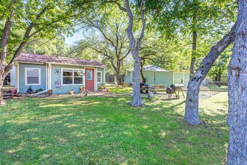 una casa con due cani in un cortile con alberi di Charming Lakeview Cottage with Lake Access a Kingsland