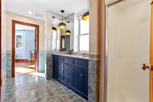 ein Badezimmer mit einem blauen Waschtisch und einem Waschbecken in der Unterkunft 8BR 3BA Classic by Tropicana, Boardwalk, Beach in Atlantic City