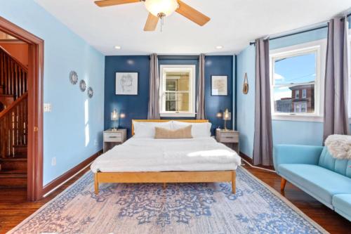 ein blaues Schlafzimmer mit einem Bett und einem blauen Sofa in der Unterkunft 8BR 3BA Classic by Tropicana, Boardwalk, Beach in Atlantic City