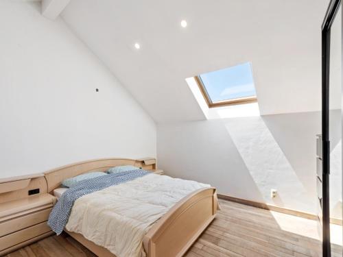 a small bedroom with a bed and a window at Quanto A in Glabbeek