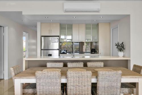 Η κουζίνα ή μικρή κουζίνα στο Our Beach House at Husky - Stay for 3 Pay for 2! Coastal Couples Escape