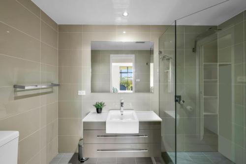 Ένα μπάνιο στο Our Beach House at Husky - Stay for 3 Pay for 2! Coastal Couples Escape