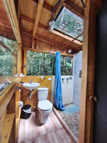 a bathroom with a toilet and a sink and a shower at Finca AVALON Alejandria Antioquia in Alejandría