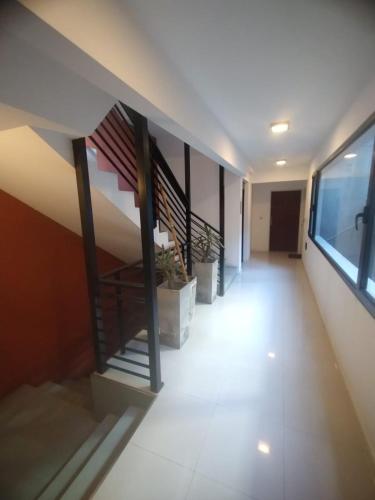 un couloir avec un escalier dans une maison dans l'établissement Excelente Departamento en Nuñez, à Buenos Aires