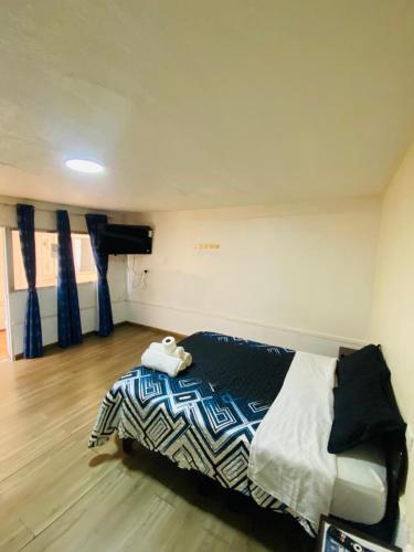 a bedroom with a bed in a room at Hospedaje Mar de Perlas in Iquique