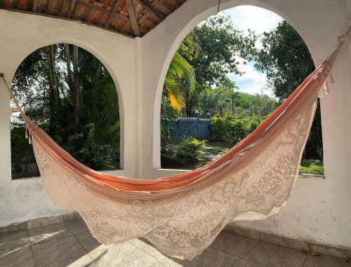 Zahrada ubytování Casarão Miguel Pereira - Refúgio na Natureza com Lareira Externa, Piscina, Fondue e Amplo Jardim - 12 Min do Parque Terra dos Dinos