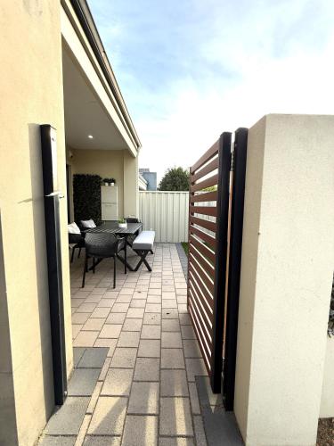 a patio with a fence and a table and chairs at 38 Suburban Retreat 3br 2ba Babyfriendly in Hocking