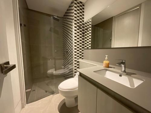 a bathroom with a sink and a toilet and a shower at Exclusivo Apartamento en Distrito 90 in Barranquilla