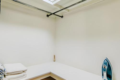 Zimmer mit einem Bett und einem Surfbrett an der Wand in der Unterkunft Epic Paraíso Elegance and Comfort in Punta Cana