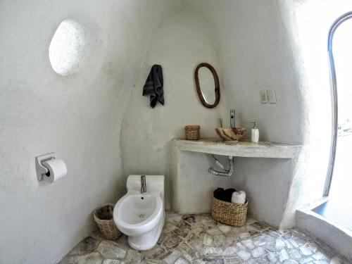 Koupelna v ubytování New Ruins Off-The-Grid SuperAdobe Domes with Pool