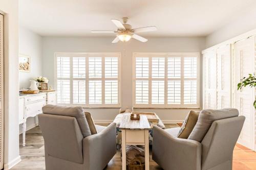 Ein Sitzbereich in der Unterkunft Salty Dog Direct Oceanfront Luxurious Retreat!