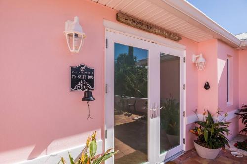 Ein Garten an der Unterkunft Salty Dog Direct Oceanfront Luxurious Retreat!