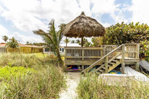 Ein Garten an der Unterkunft Salty Dog Direct Oceanfront Luxurious Retreat!