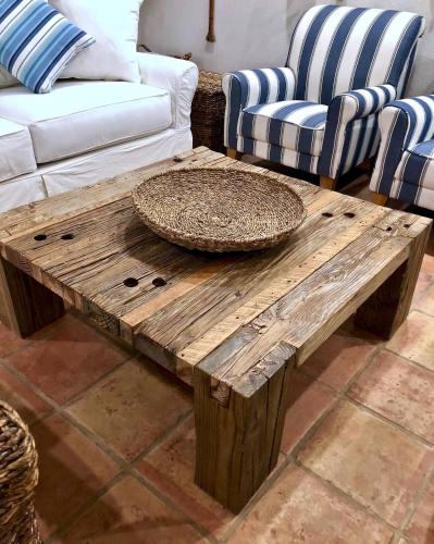 Ein Sitzbereich in der Unterkunft Salty Dog Direct Oceanfront Luxurious Retreat!