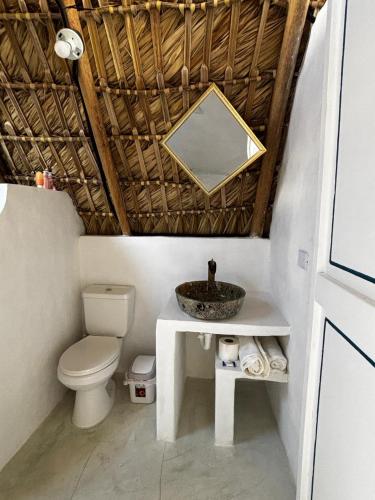 Bilik mandi di Blue Beach Eco-Hotel by Sanfabini