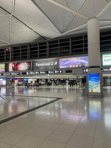 an empty airport terminal with a terminal at 暖炉の家 田舎自然有り大家族グループ利用BBQ日本の真ん中Mie Suzuka Ise in Tsu