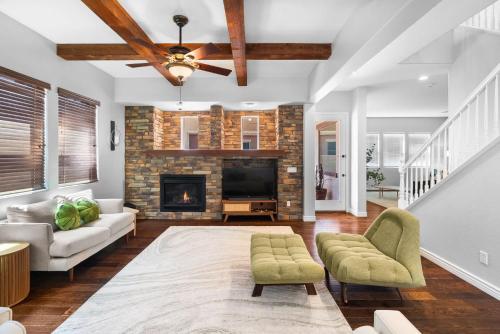 un salon avec un canapé et une cheminée dans l'établissement King bed Pool Fire Pit Office, à Liberty