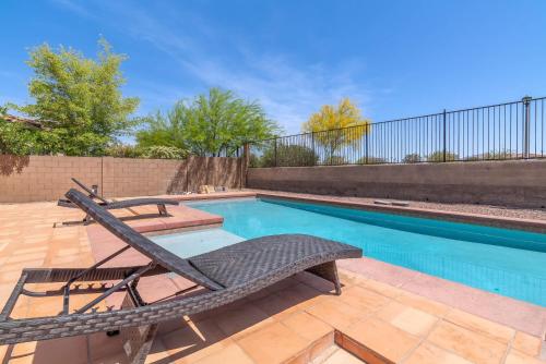 une piscine avec une chaise longue à côté d'une piscine dans l'établissement King bed Pool Fire Pit Office, à Liberty