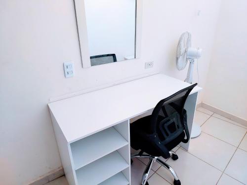 a white desk with a mirror and a chair at Departamento 21, cama king, cocineta , cerca del CAS,CIMA, CRIT, centro de gobierno y galerias mall in Hermosillo