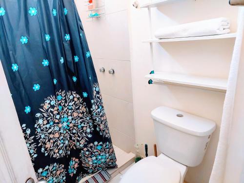 a bathroom with a shower curtain with a toilet at Departamento 21, cama king, cocineta , cerca del CAS,CIMA, CRIT, centro de gobierno y galerias mall in Hermosillo