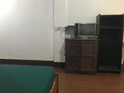 Μια τηλεόραση ή/και κέντρο ψυχαγωγίας στο Gili Lampu Cottage