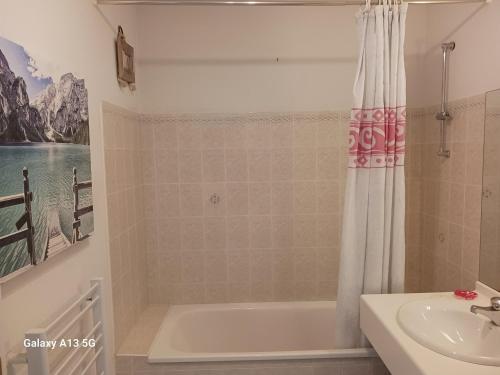 une salle de bain avec une baignoire et un lavabo dans l'établissement Grand 3 Pièces pour 6 pers. avec Balcon près du Funiculaire à Bourg-Saint-Maurice - FR-1-411-934, à Bourg-Saint-Maurice