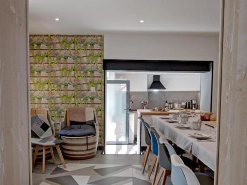 une salle à manger avec une longue table et des chaises dans l'établissement Séjour paisible en gîte de charme avec spa en campagne - FR-1-496-334, à Saint-Julien-Molin-Molette