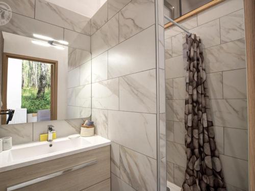 un bagno con lavandino e doccia di Gîte de charme 18ème avec spa et terrasse, St-Julien-Molin-Molette - FR-1-496-335 a Saint-Julien-Molin-Molette