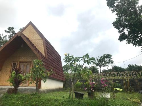 a small house with a gambrel roof at Bello Bungalow in Batukliang